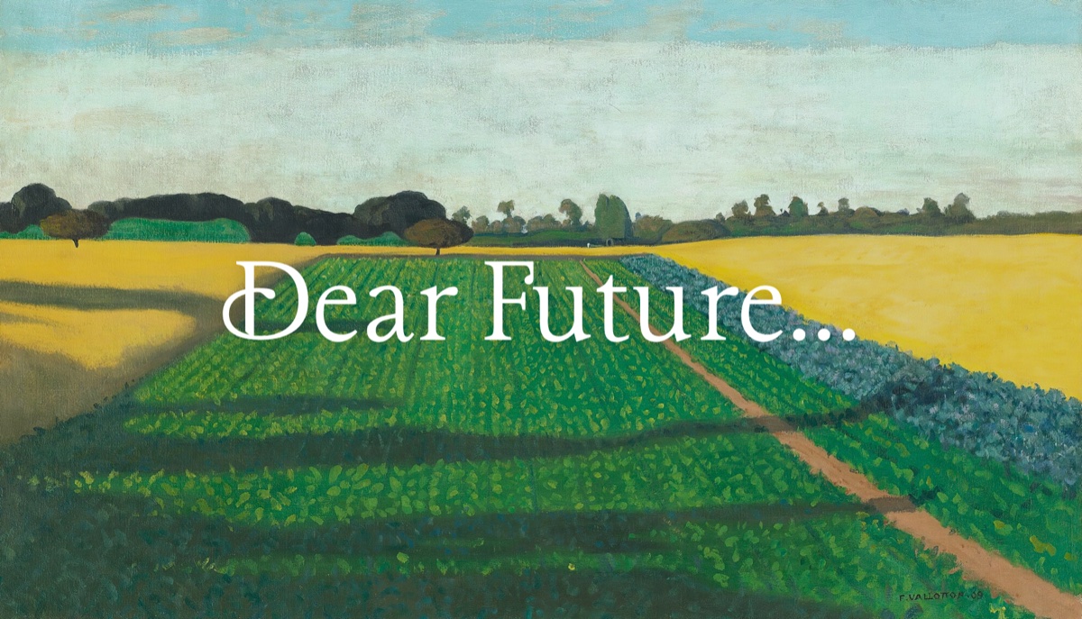 Paysage peint de champs jaunes et verts sous un ciel bleu, avec le texte blanc « Dear Future… »